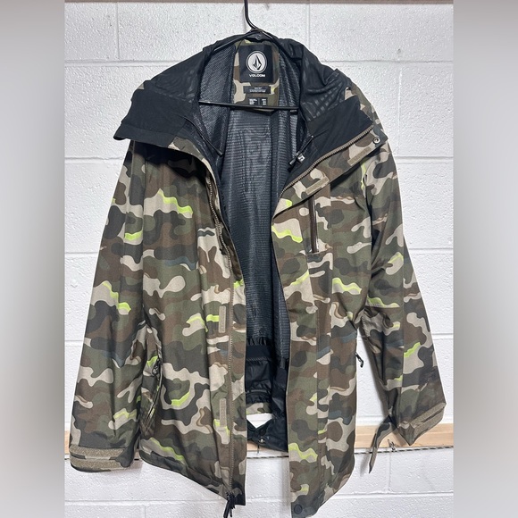 Volcom Gore-Tex camo jacket—weatherproof & unstoppable style! #Volcom #GoreTex!🔥 - Picture 3 of 10